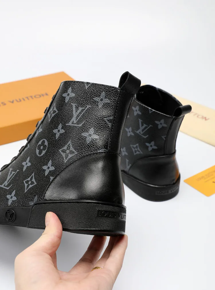 Factory price: 400💰LV official website popular series 🇮🇹🇮🇹1:1 production, selected high-end imported cowhide, sheepskin padding inside sheepskin, paired with Louis Vuitton Monogram Ecli men's shoes 💰se canvas and pure black rubber soles, the ultimate simple design, the perfect interpretation of the latest inspiration for shoes, the integration of classics and fashion, 🔍🔍high quality, worthy of your possession. The bottom car line will never be unglued. Sellers are welcome to sell as shown in the picture above. We can send one piece on behalf of you. The code number is 38-44 (45 codes can be customized)